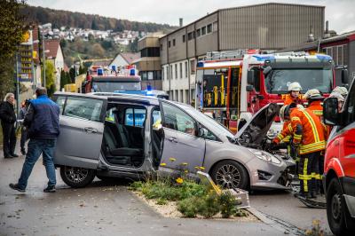 Reichenbach: Zwei Verletzte nach Frontalcrash am Ortseingang - Feuerwehr im Dauereinsatz